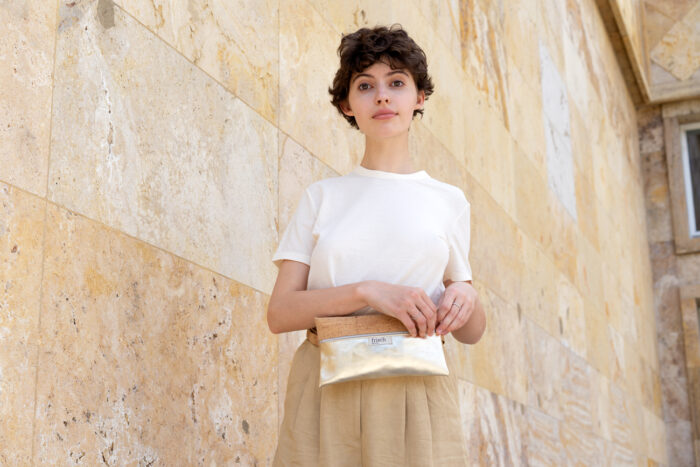 Model mit frisch Beutel Gürteltasche aus Leder in gold und Kork