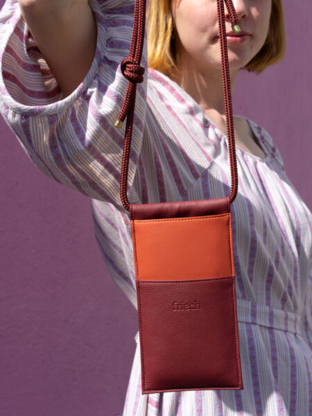 Produktbild einer veganen Handtasche mit Modell