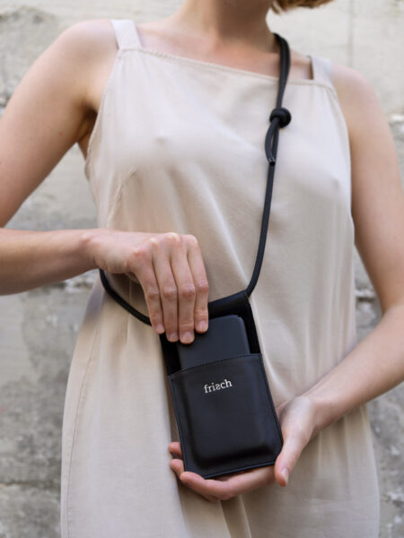 Handtasche aus Leder in schwarz mit silber Prägung mit verstellbarer Kordel an Modell